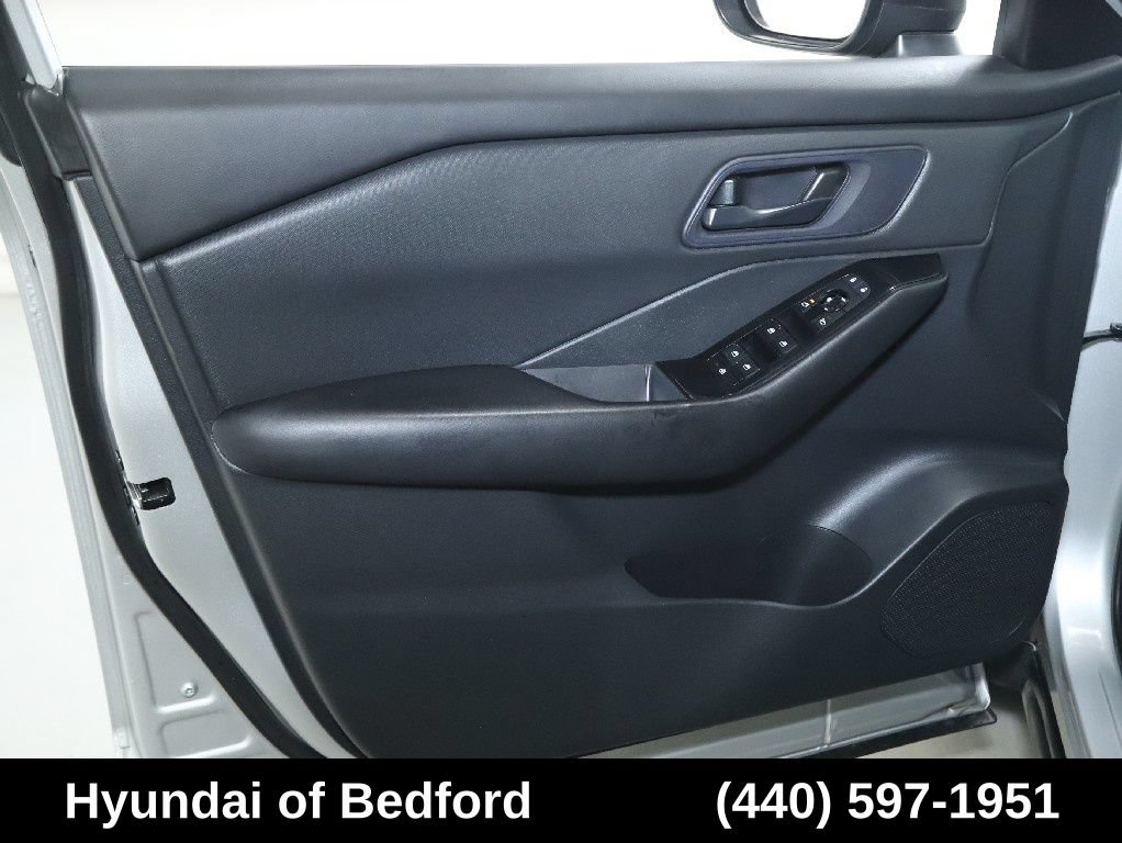 Used 2024 Nissan Rogue S AWD/4WD image 16