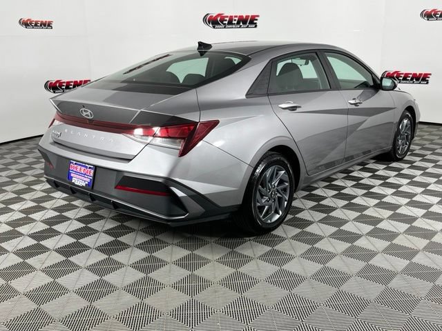 Used 2024 Hyundai Elantra SEL FWD image 3