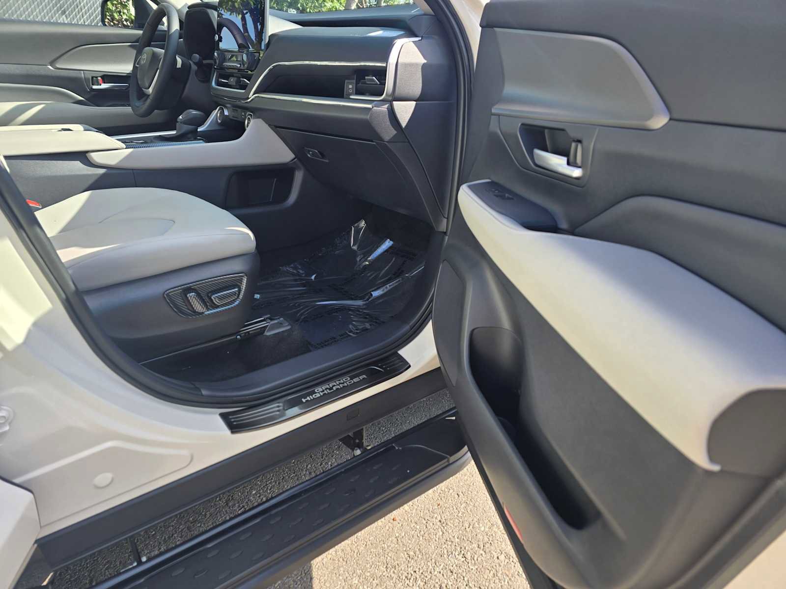 Used 2024 Toyota Grand Highlander XLE image 10