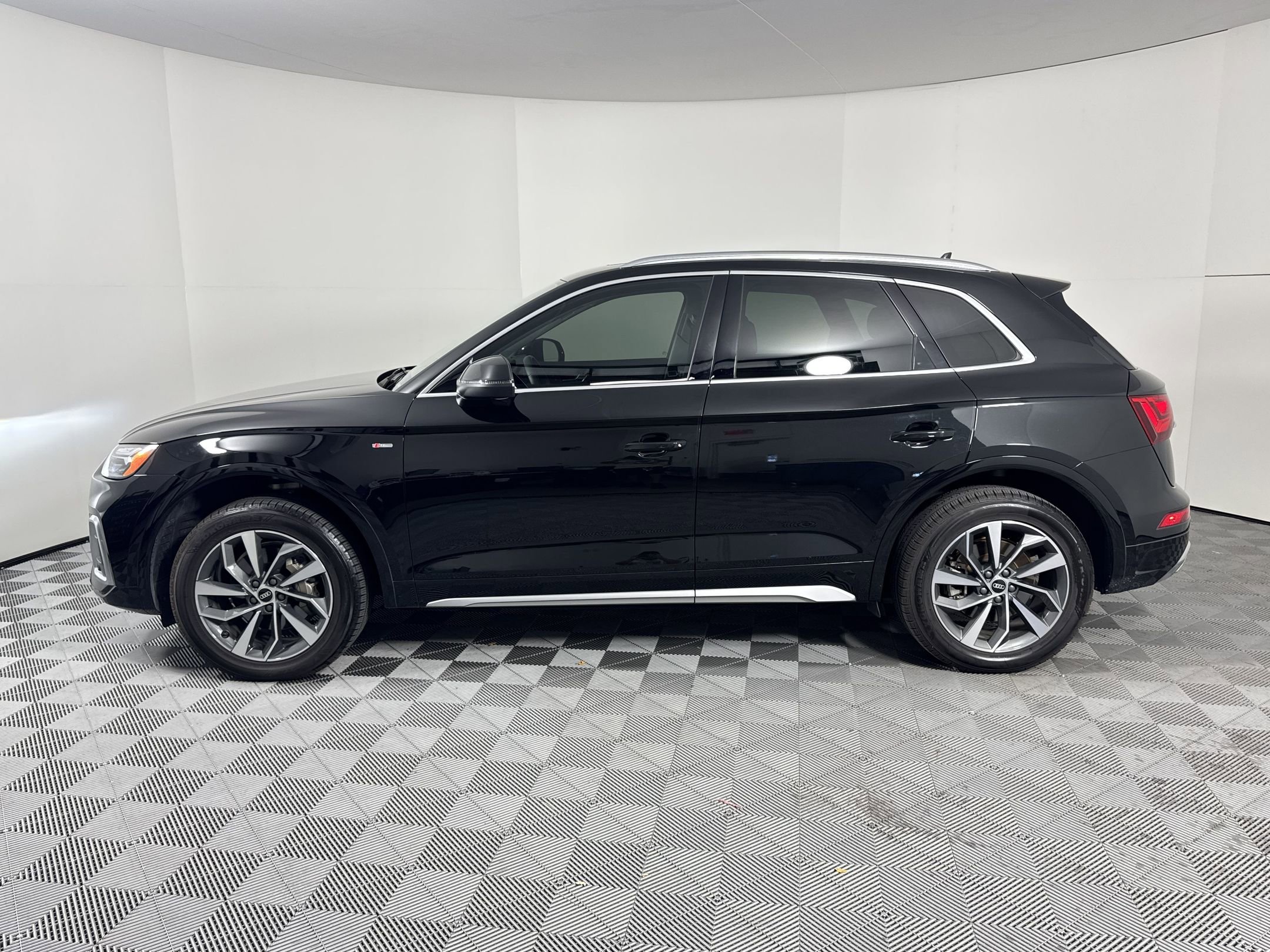 Used 2023 Audi Q5 2.0T Premium Plus w/ Premium Plus Package image 2