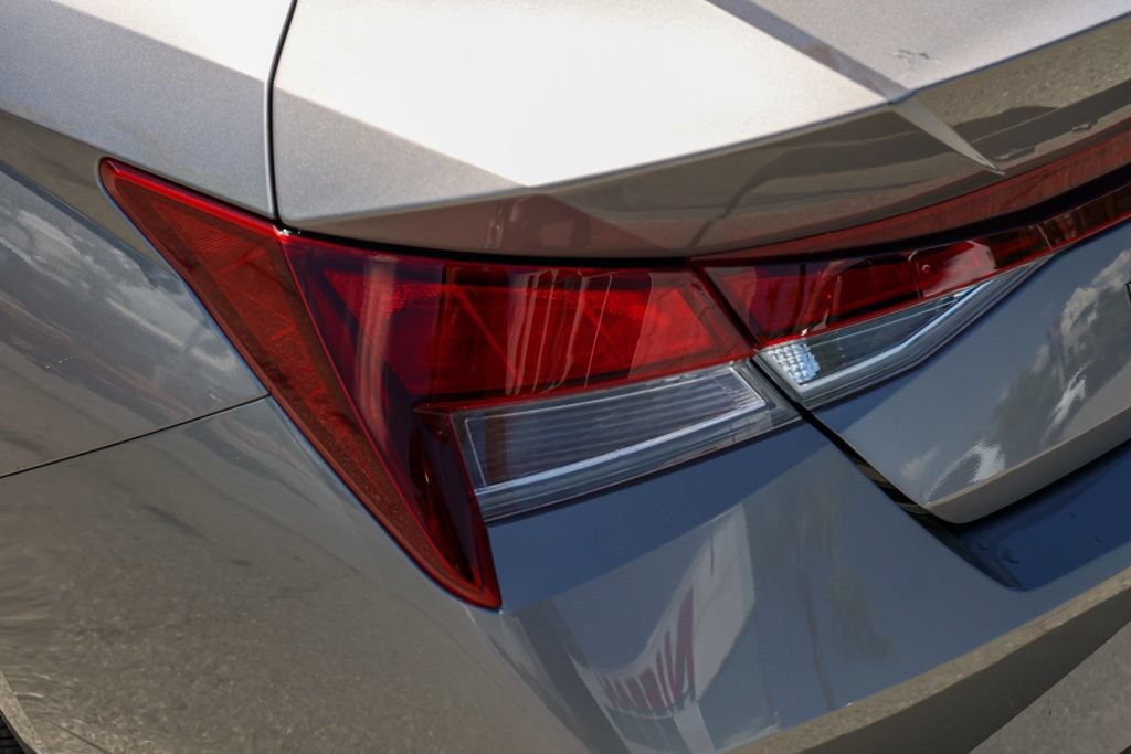 Used 2021 Hyundai Elantra SE FWD image 7