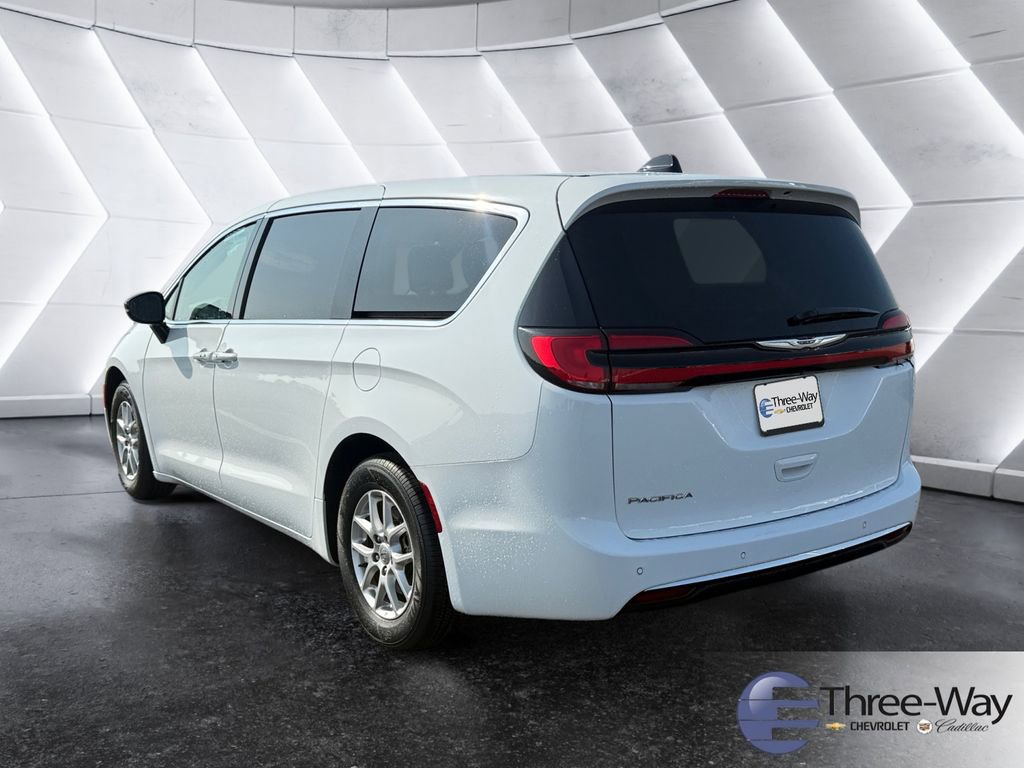 Used 2024 Chrysler Pacifica Touring-L image 3