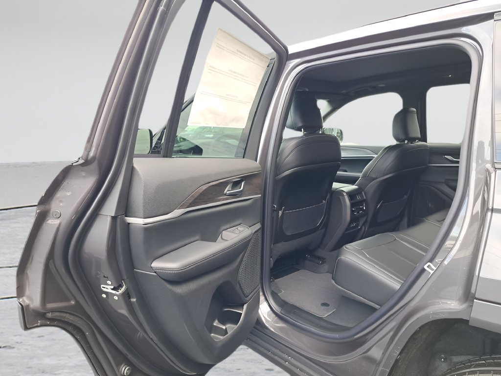 New 2025 Jeep Grand Cherokee Limited w/ Black Appearance Package AWD/4WD image 11