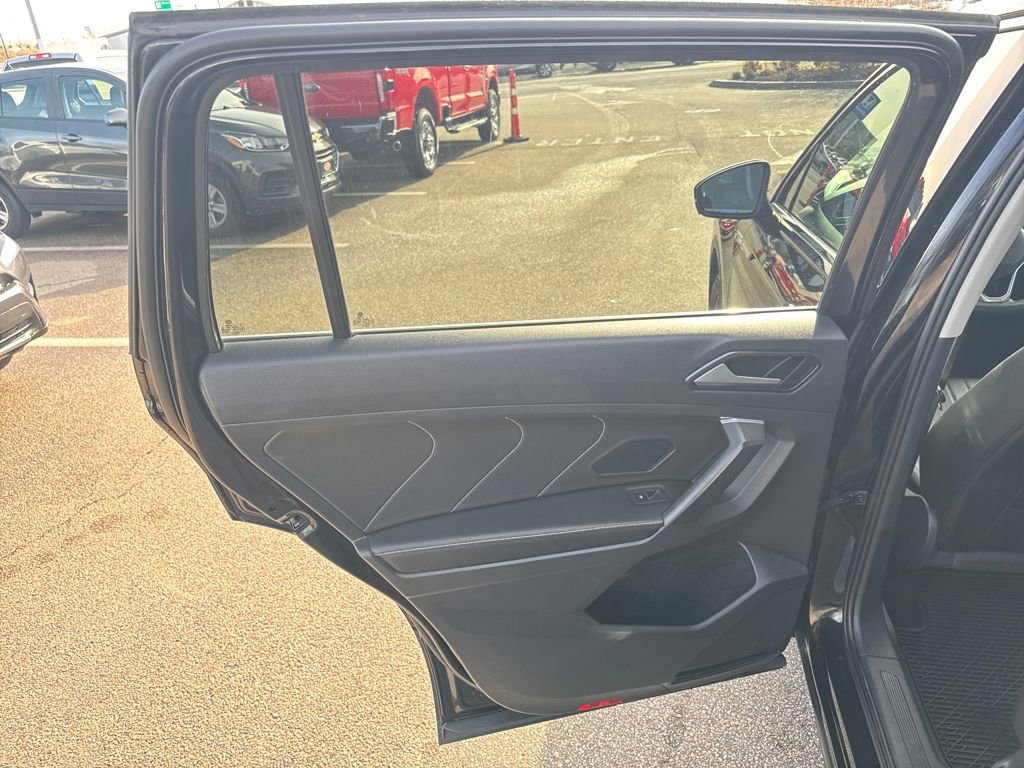 Used 2022 Volkswagen Tiguan SE w/ Panoramic Sunroof Package image 37