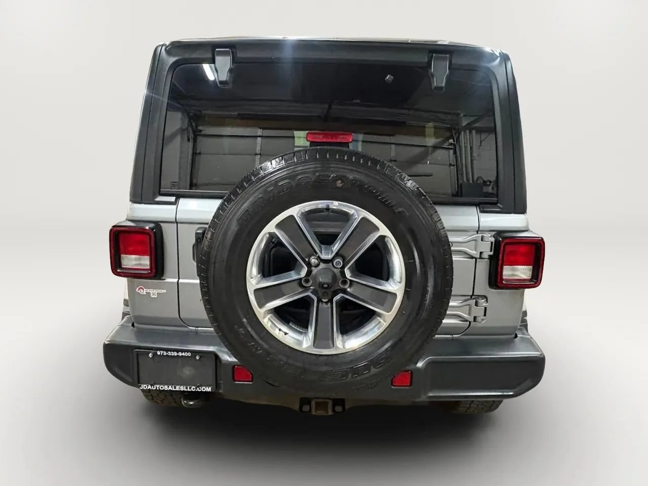 Used 2018 Jeep Wrangler Unlimited Sahara w/ Dual Top Group AWD/4WD image 4