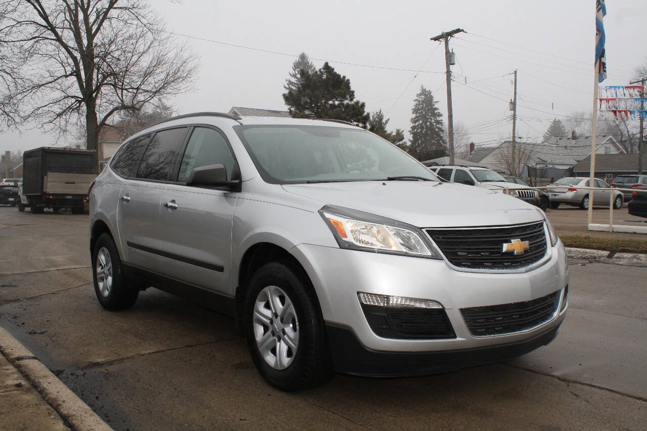 Used 2017 Chevrolet Traverse LS FWD image 3