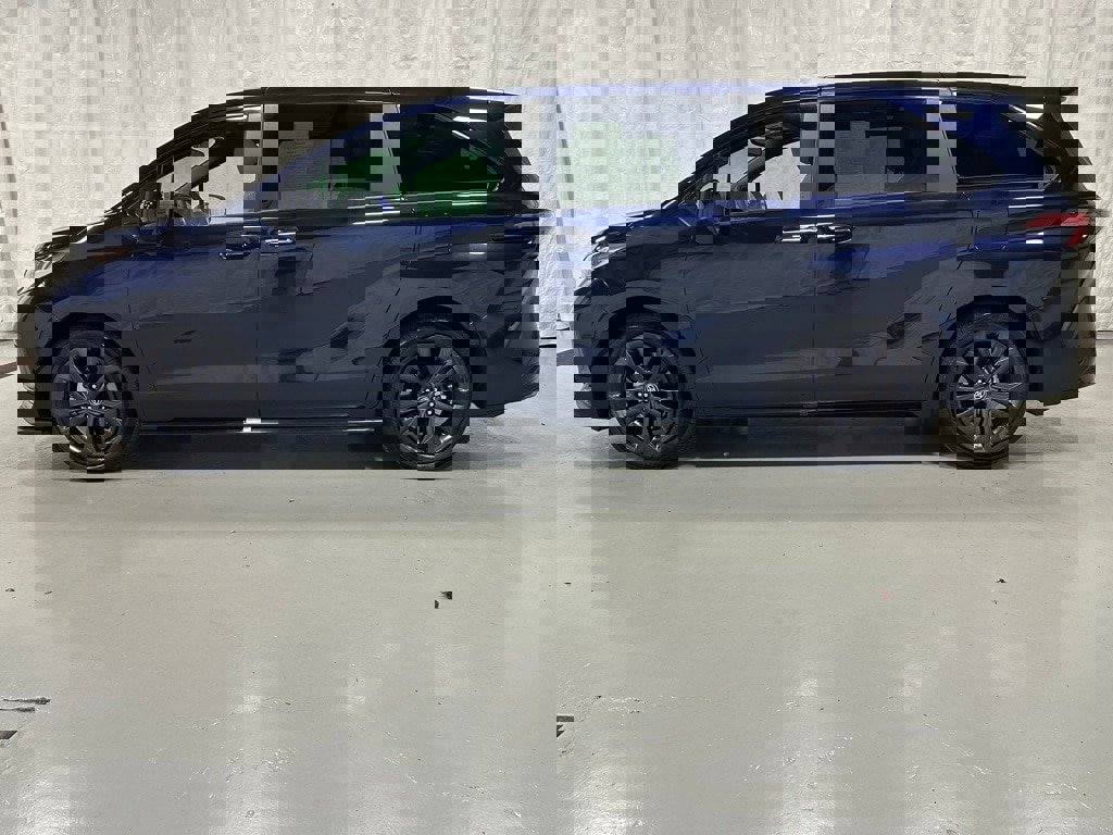 Used 2025 Toyota Sienna XSE image 4