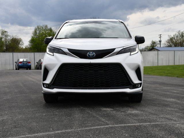 Used 2021 Toyota Sienna XSE image 2