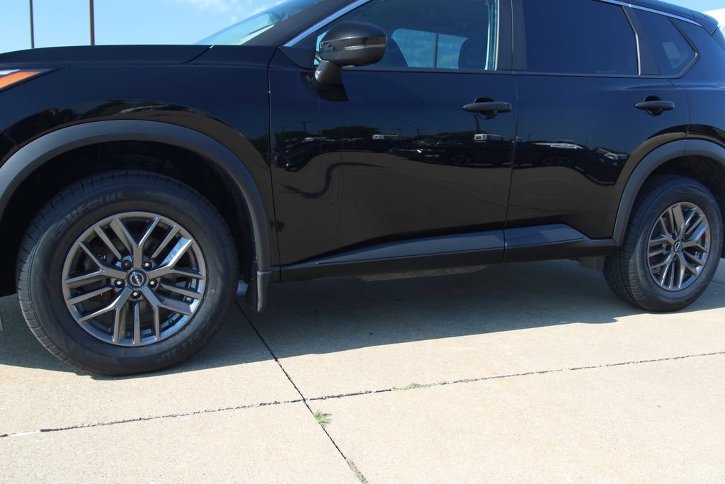 Used 2023 Nissan Rogue S AWD/4WD image 10
