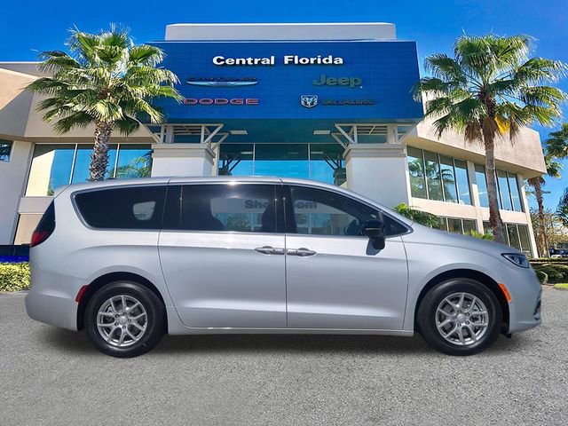 New 2026 Chrysler Pacifica Select image 4