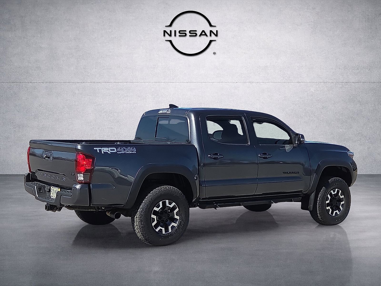 Used 2018 Toyota Tacoma TRD Off-Road w/ Technology Package image 5