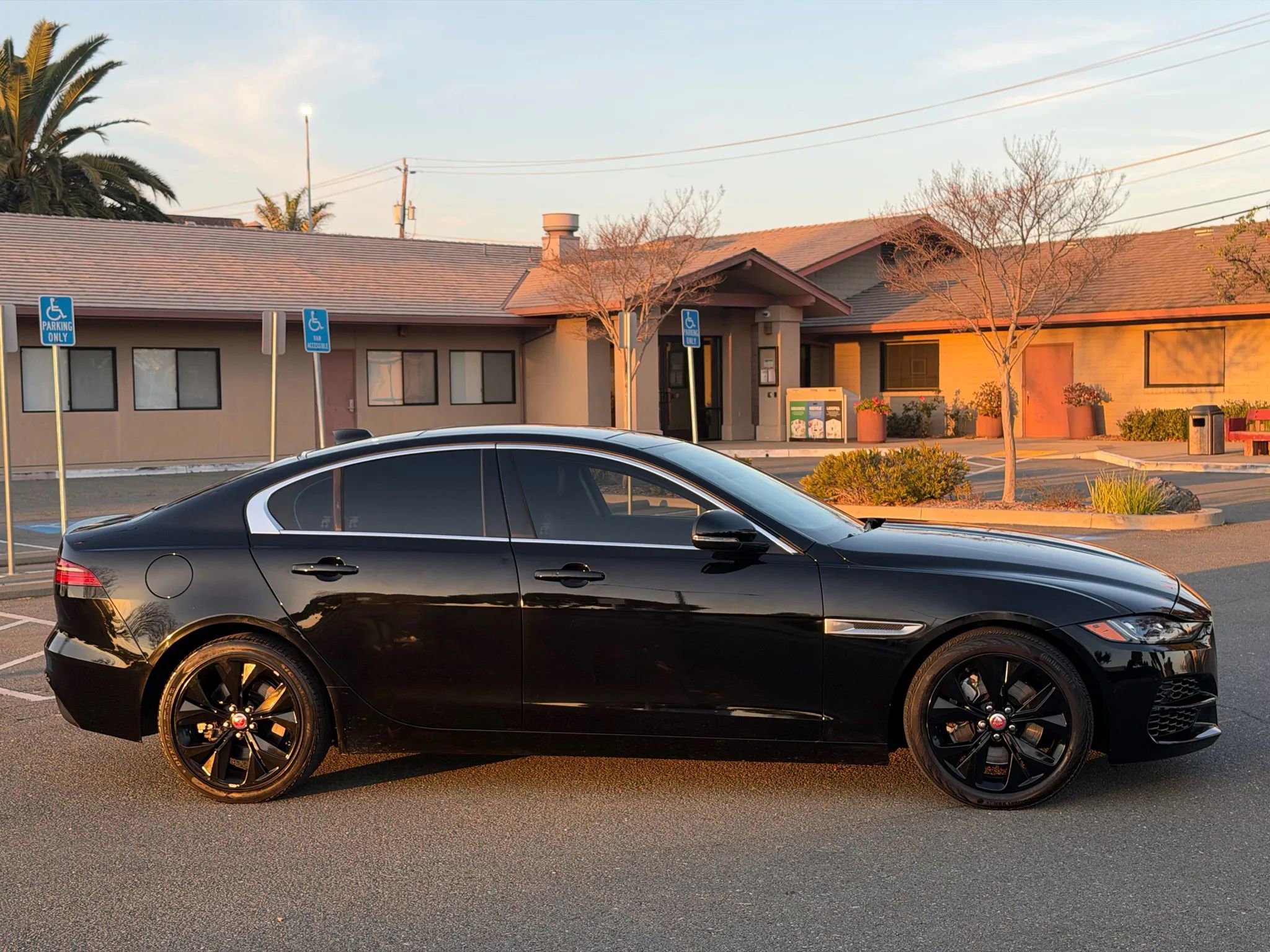 Used 2020 Jaguar XE S RWD image 18