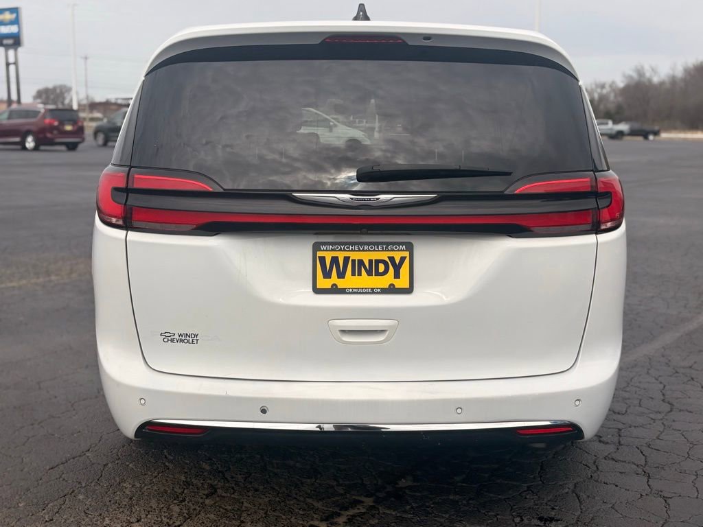 Used 2023 Chrysler Pacifica Touring-L FWD image 6