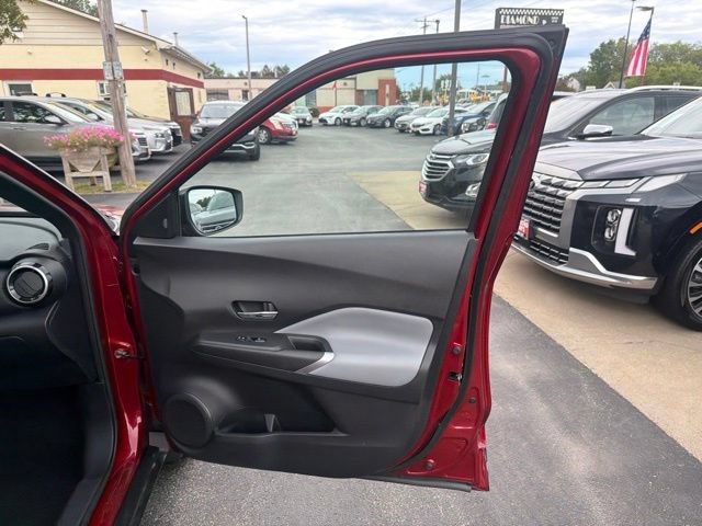 Used 2023 Nissan Kicks SR w/ SR Premium Package FWD image 27