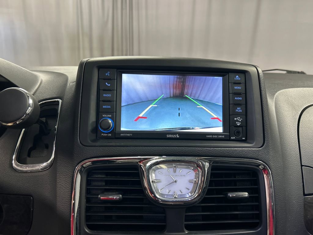 Used 2016 Chrysler Town & Country Touring-L FWD image 18