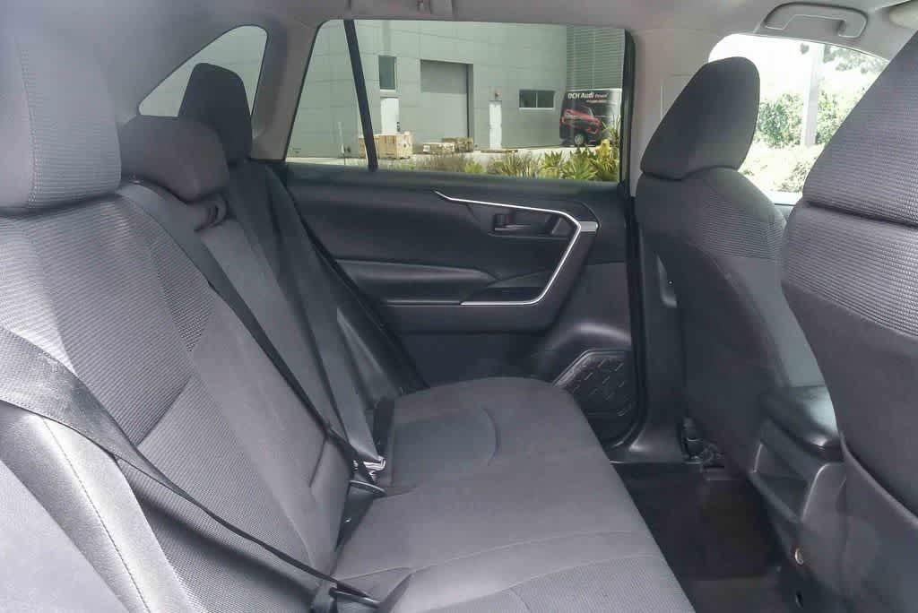 Used 2019 Toyota RAV4 LE FWD image 15