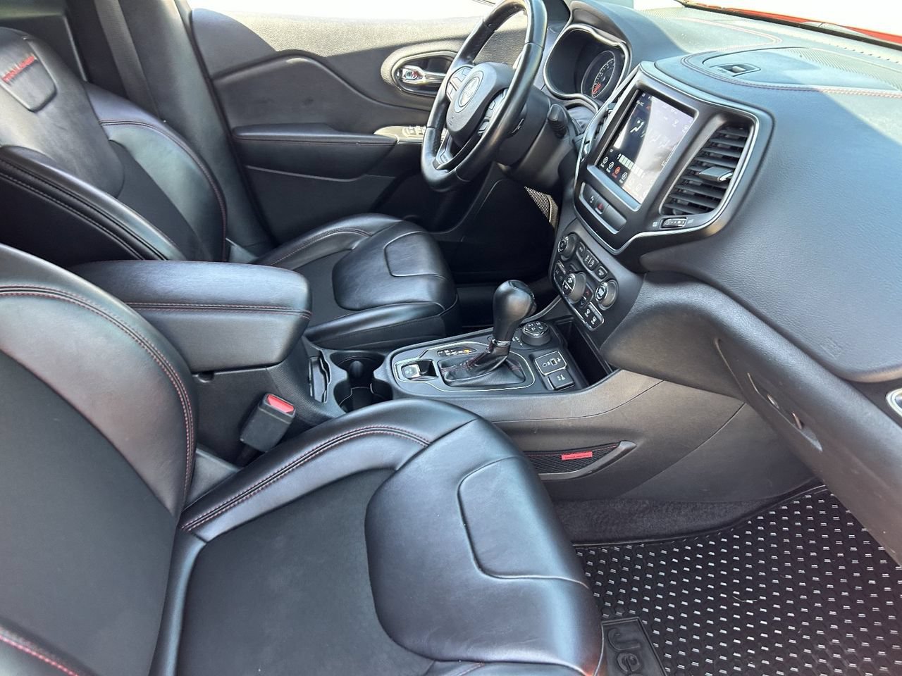 Used 2019 Jeep Cherokee Trailhawk w/ Comfort/Convenience Group AWD/4WD image 12