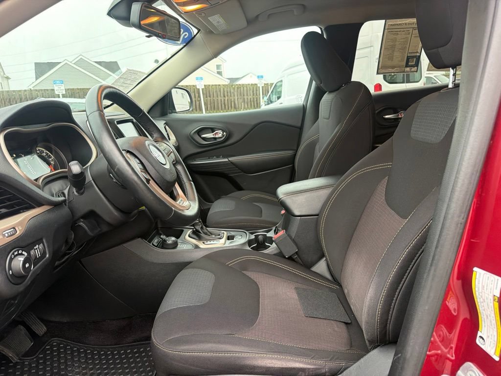 Used 2017 Jeep Cherokee Latitude w/ Cold Weather Group AWD/4WD image 28