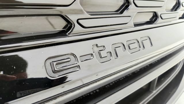 Used 2024 Audi Q8 e-tron Prestige AWD/4WD image 34
