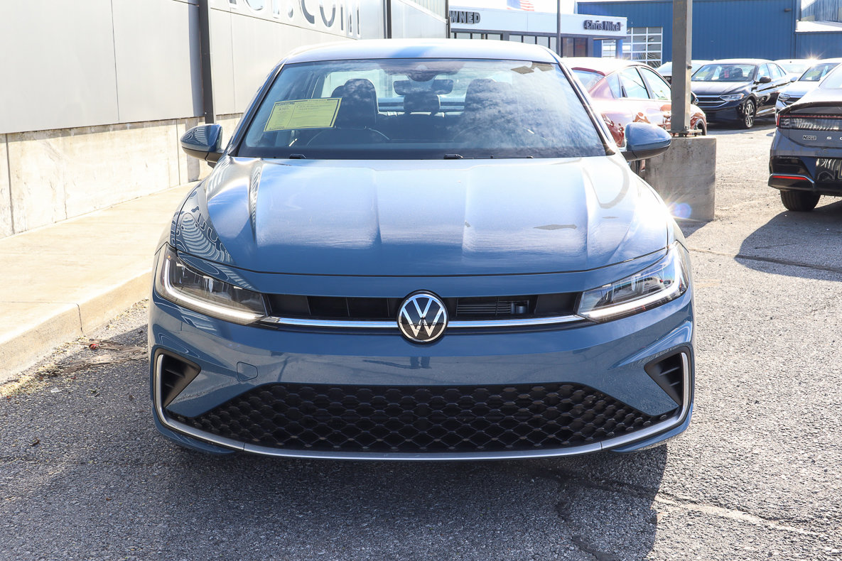 Used 2025 Volkswagen Jetta SE image 2