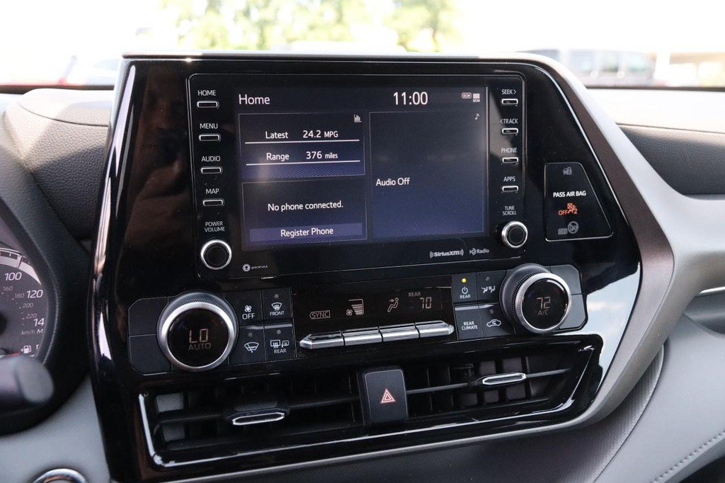 Used 2022 Toyota Highlander LE AWD/4WD image 17