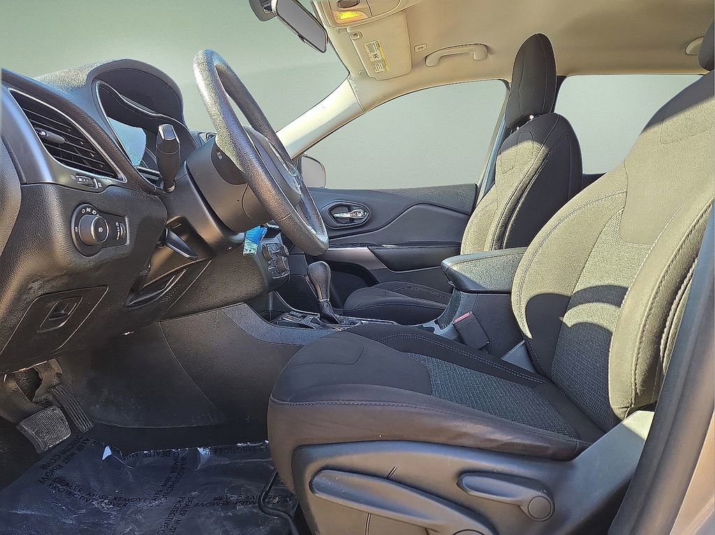 Used 2019 Jeep Cherokee Latitude w/ Popular Appearance Group image 23