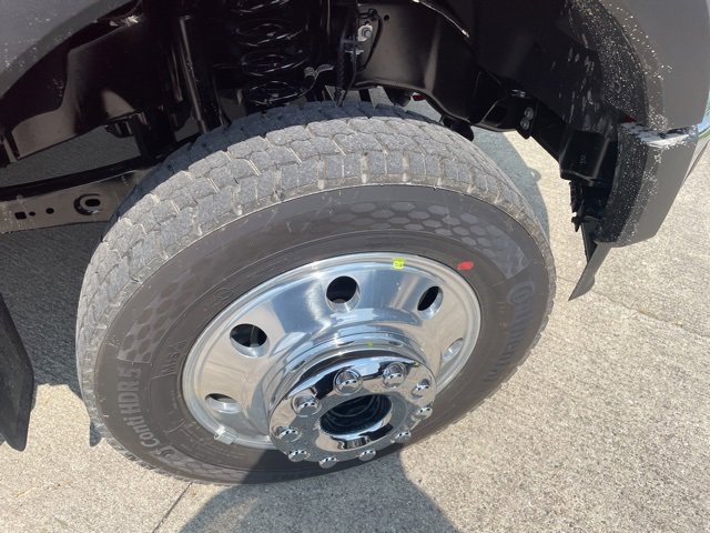 New 2025 Ford F550 4x4 Crew Cab image 10