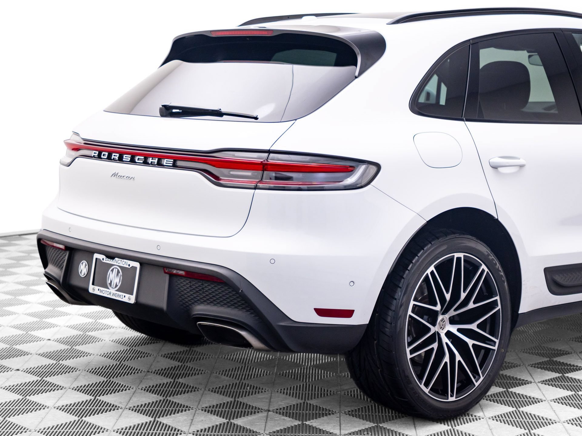 Certified 2024 Porsche Macan w/ Premium Plus Package AWD/4WD image 36