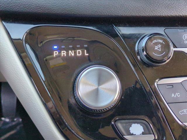 Used 2017 Chrysler Pacifica Touring-L image 12