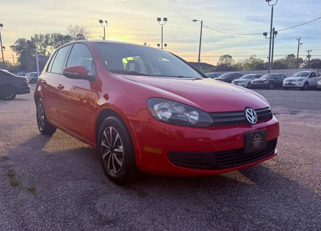 Used 2010 Volkswagen Golf 4-Door image 2