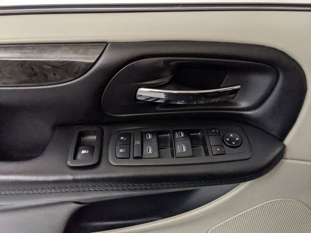 Used 2018 Dodge Grand Caravan SE w/ UConnect Hands-Free Group image 14