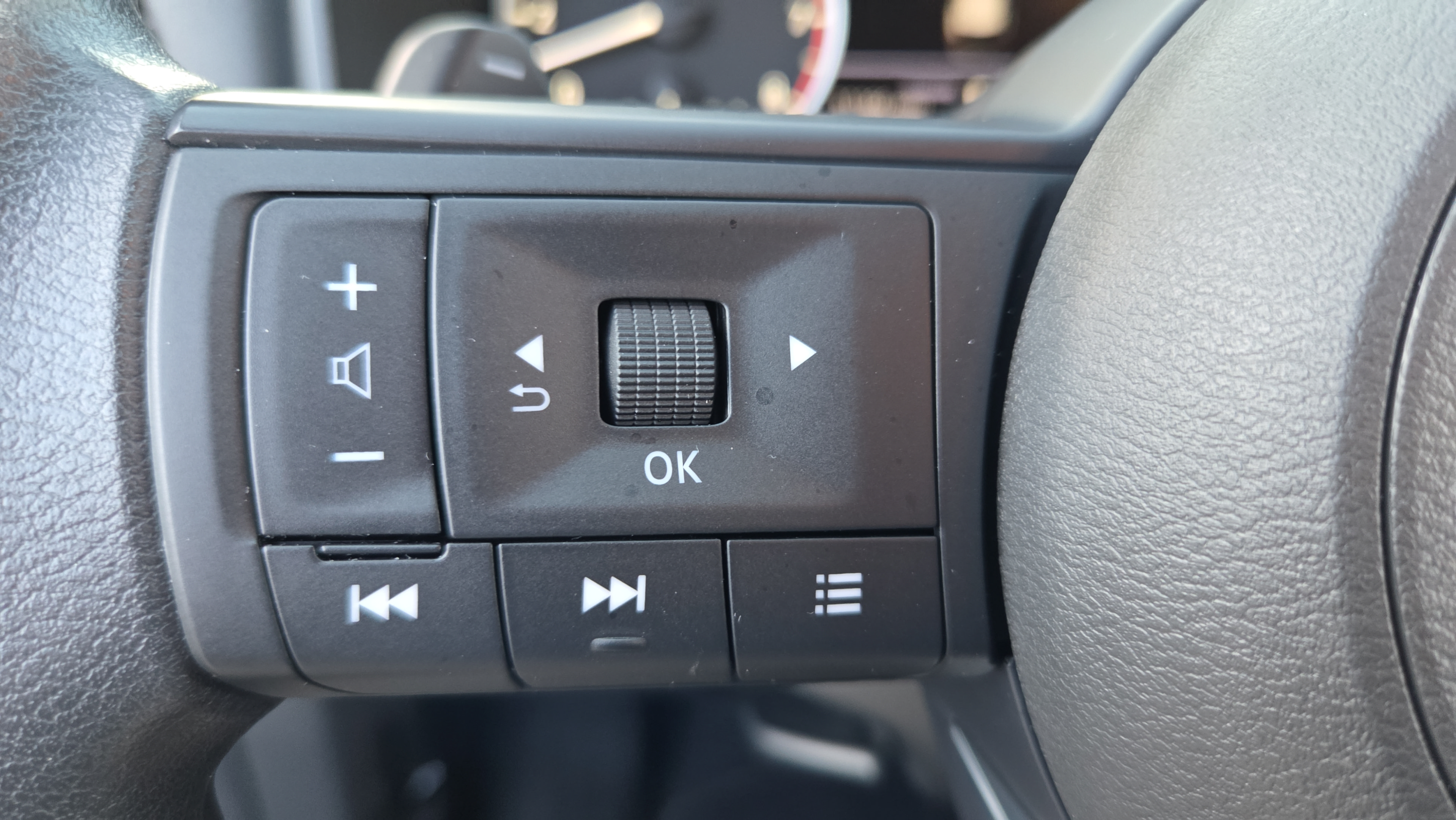 Used 2024 Nissan Rogue SV FWD image 23