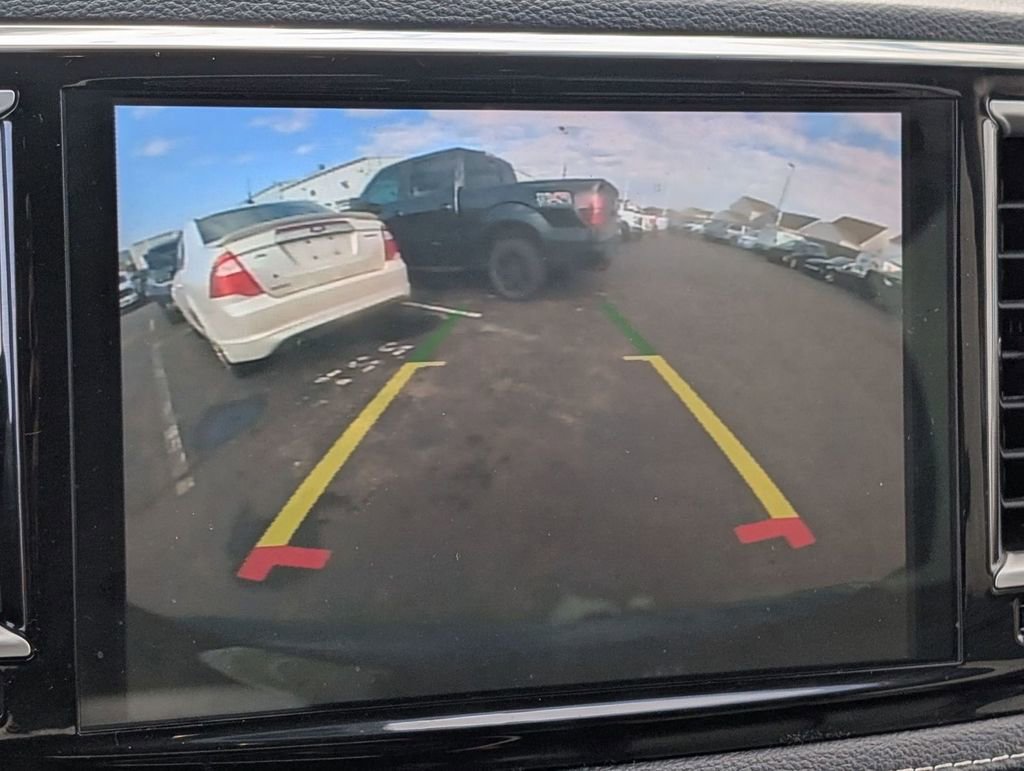 Used 2023 Chrysler Pacifica Touring-L image 3