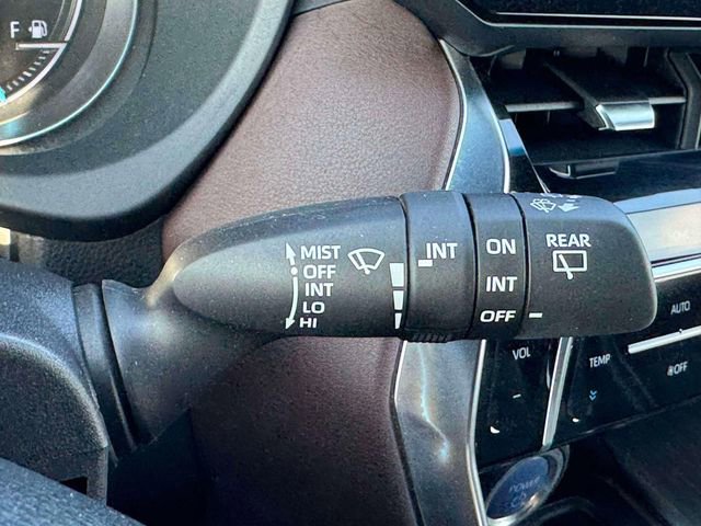 Used 2022 Toyota Venza XLE image 24