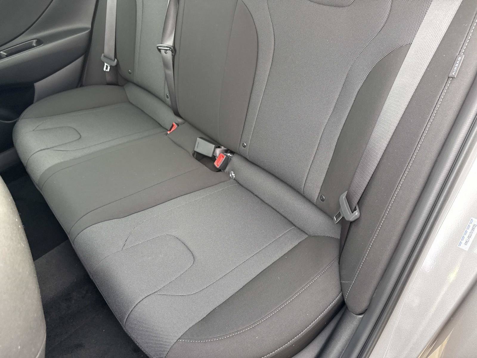 Used 2026 Hyundai Elantra SE FWD image 17