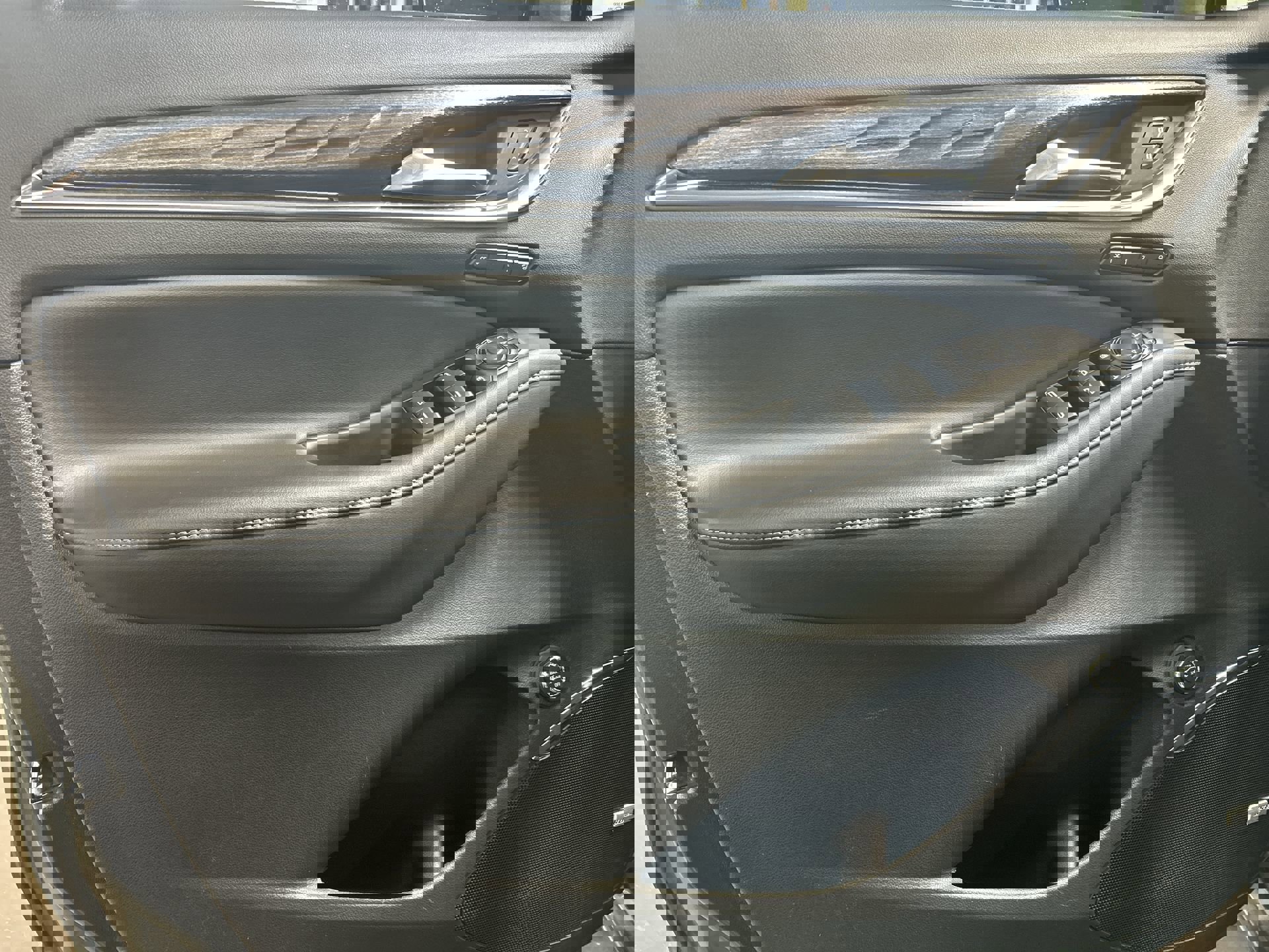 Certified 2024 Buick Enclave Avenir w/ Avenir Technology Package image 24