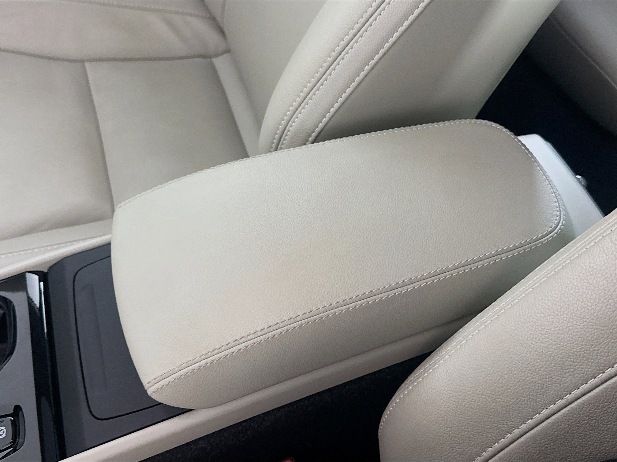 Used 2024 Volvo XC40 B5 Plus image 18