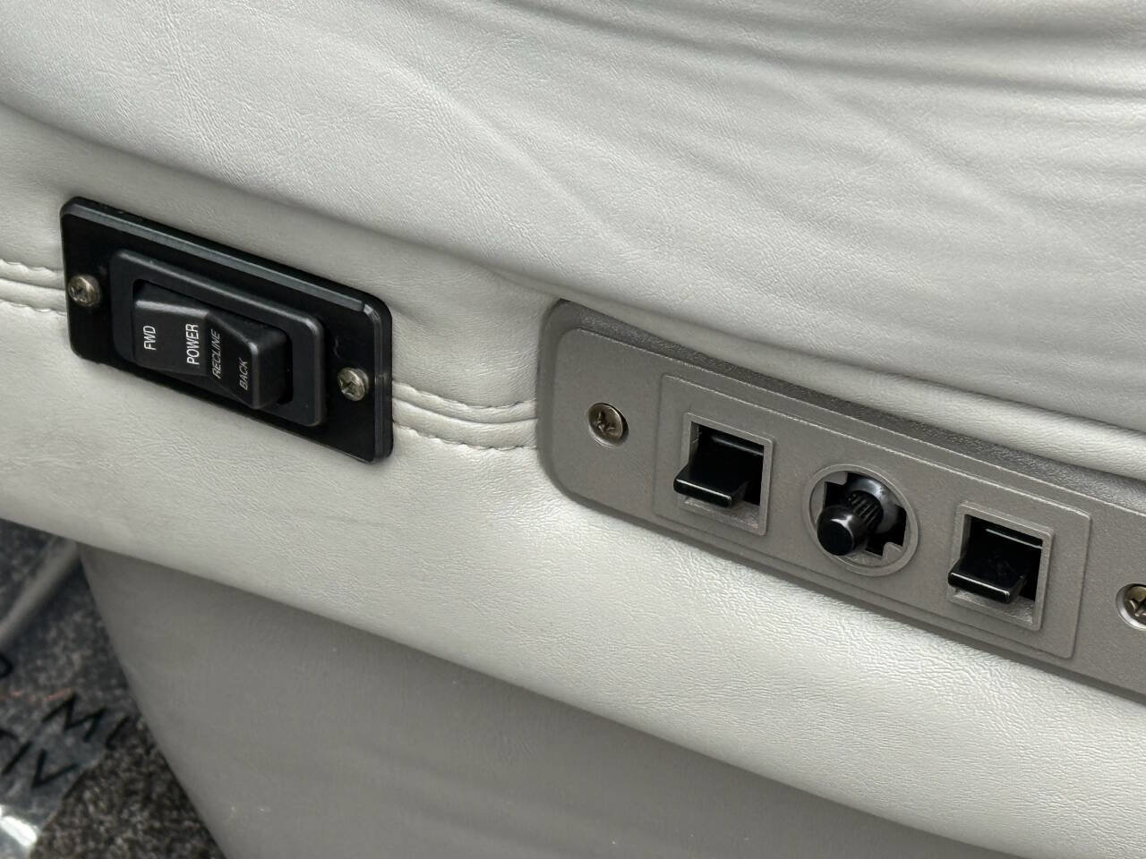 Used 2010 Chevrolet Express 2500 Extended w/ Preferred Equipment Group RWD image 7