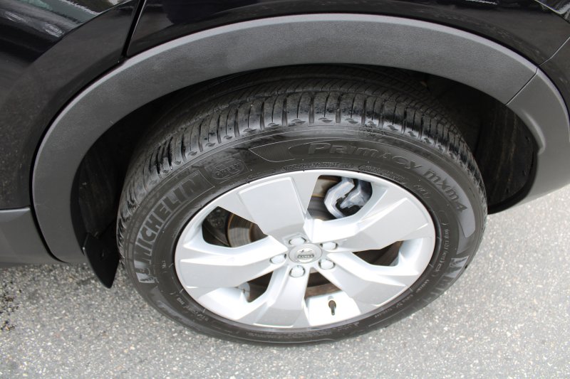 Used 2022 Volvo XC40 T4 Momentum image 18