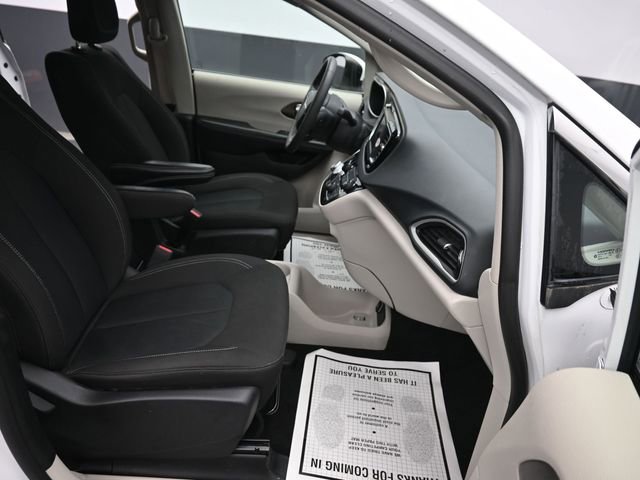 Used 2022 Chrysler Voyager LX image 10