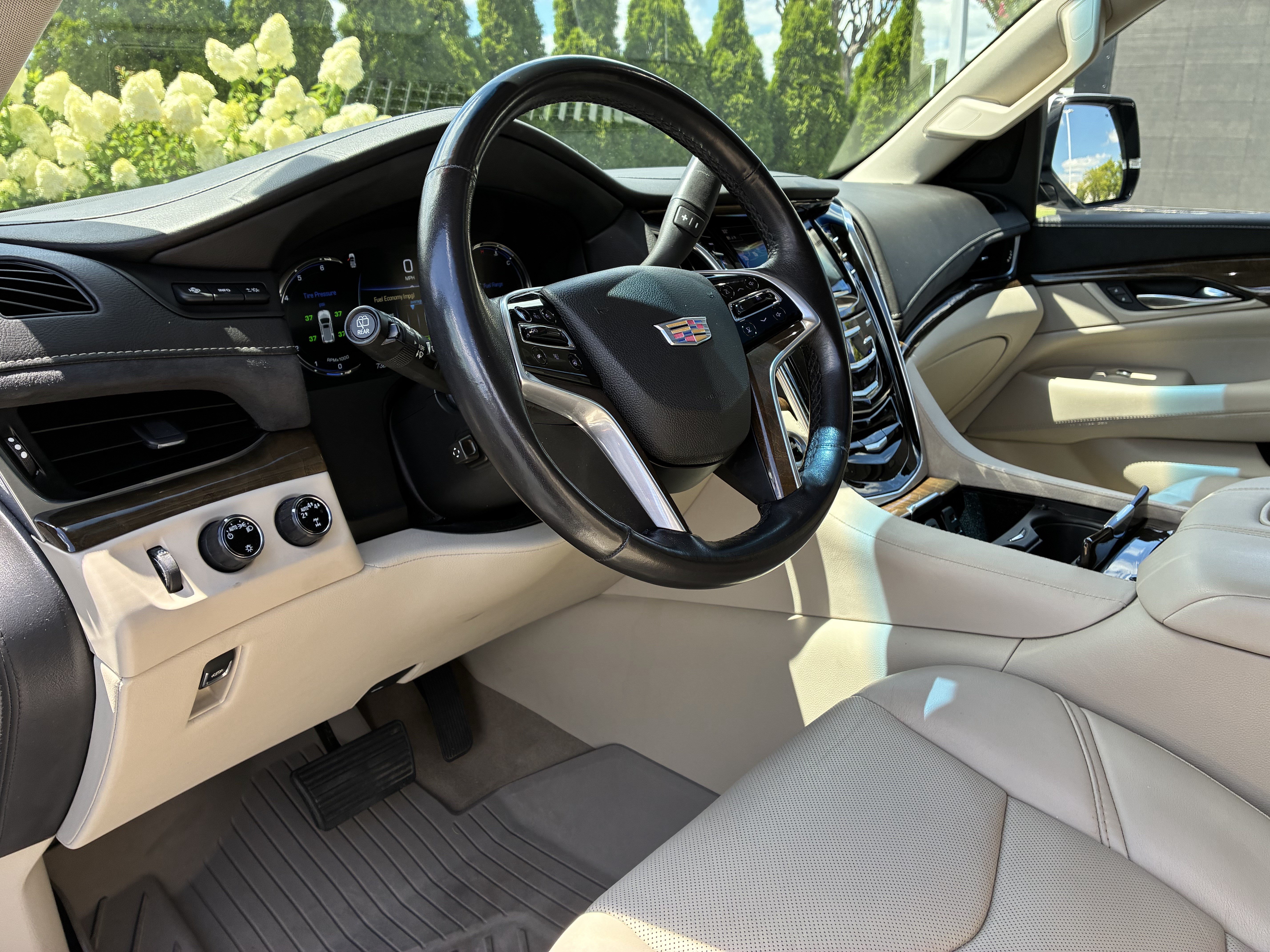 Used 2019 Cadillac Escalade ESV Premium Luxury AWD/4WD image 25