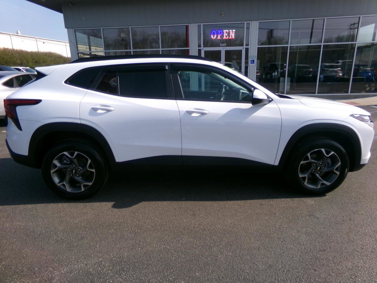 Used 2025 Chevrolet Trax LT w/ Driver Confidence Package image 2