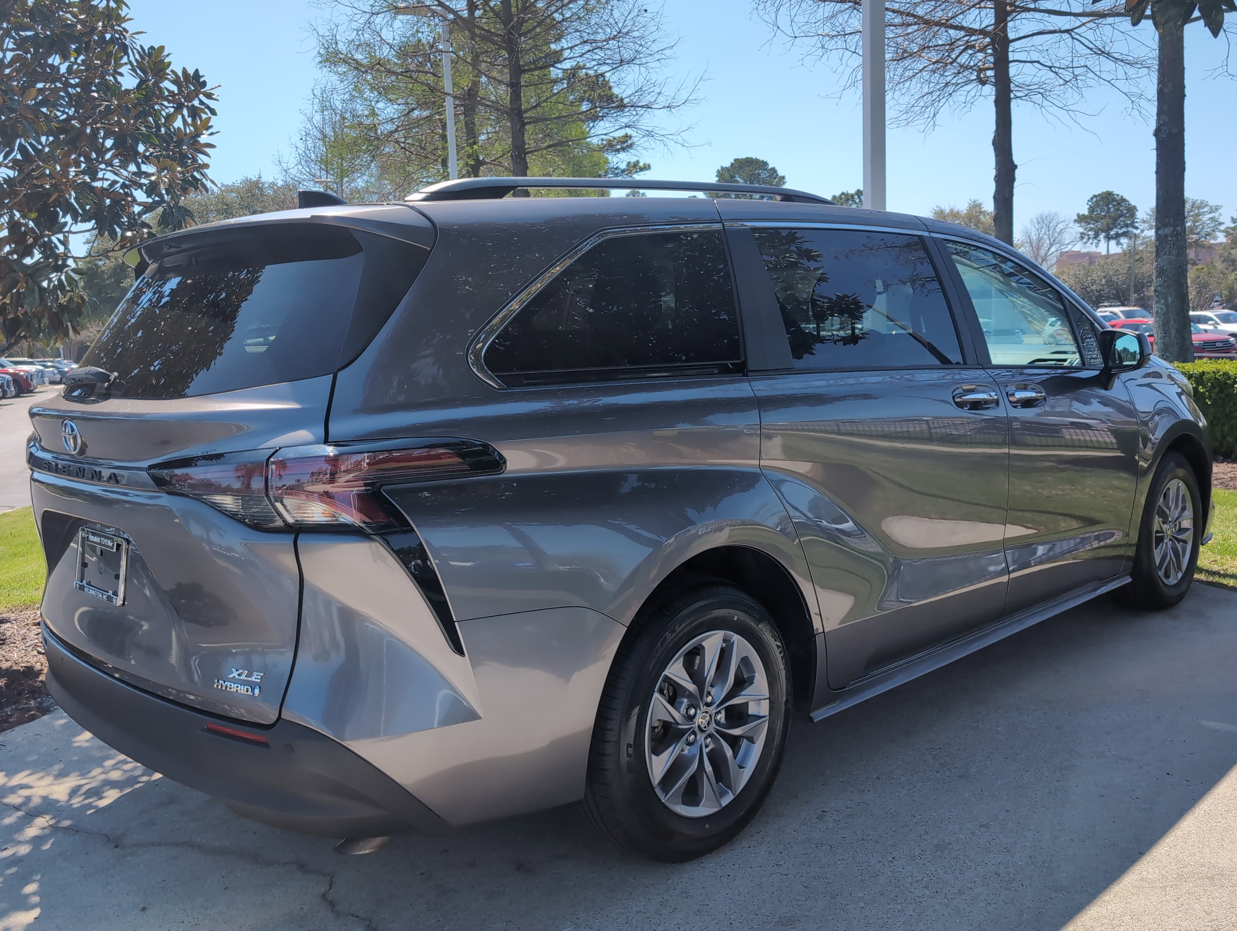 Certified 2024 Toyota Sienna XLE FWD image 10