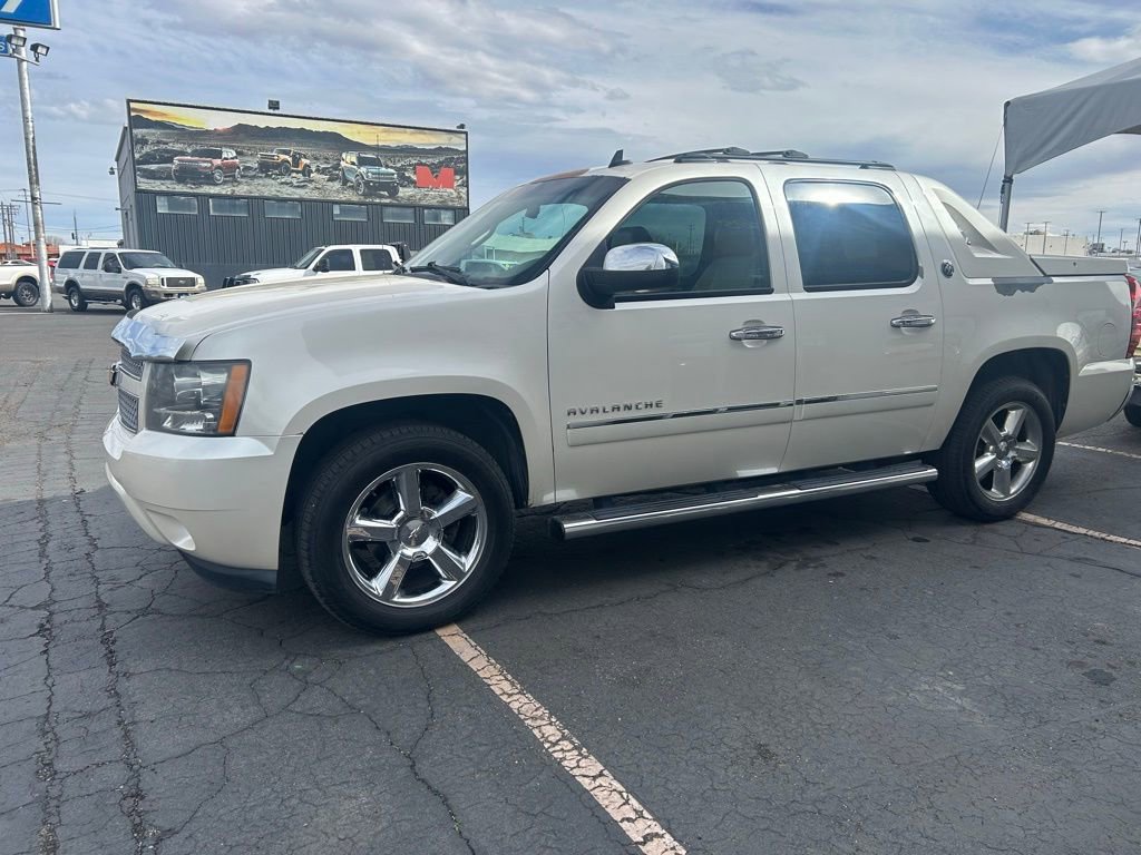 Used 2013 Chevrolet Avalanche LTZ image 3