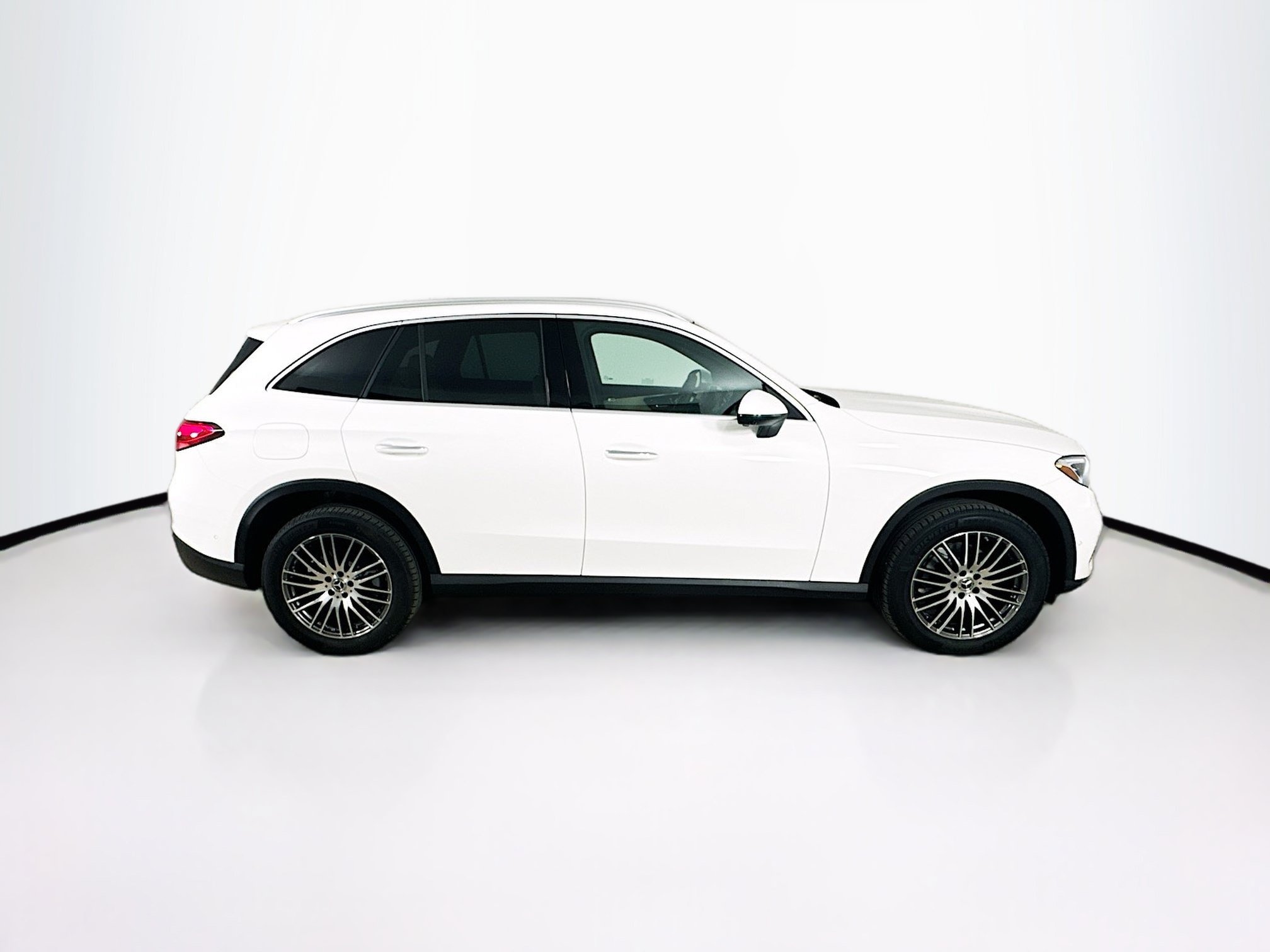 Used 2025 Mercedes-Benz GLC 300 4MATIC image 9