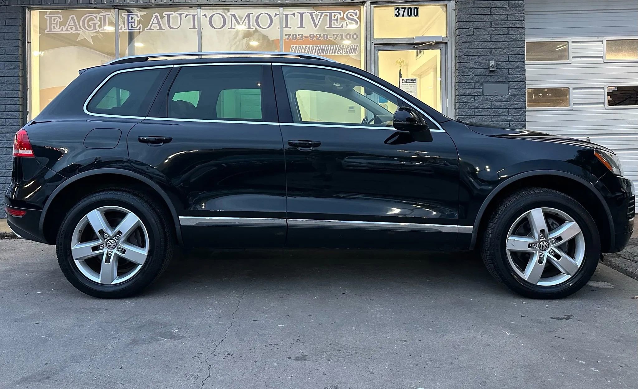 Used 2012 Volkswagen Touareg TDI image 2
