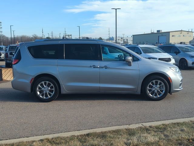 Used 2021 Chrysler Pacifica Touring-L w/ Uconnect Theater Family Group AWD/4WD image 2