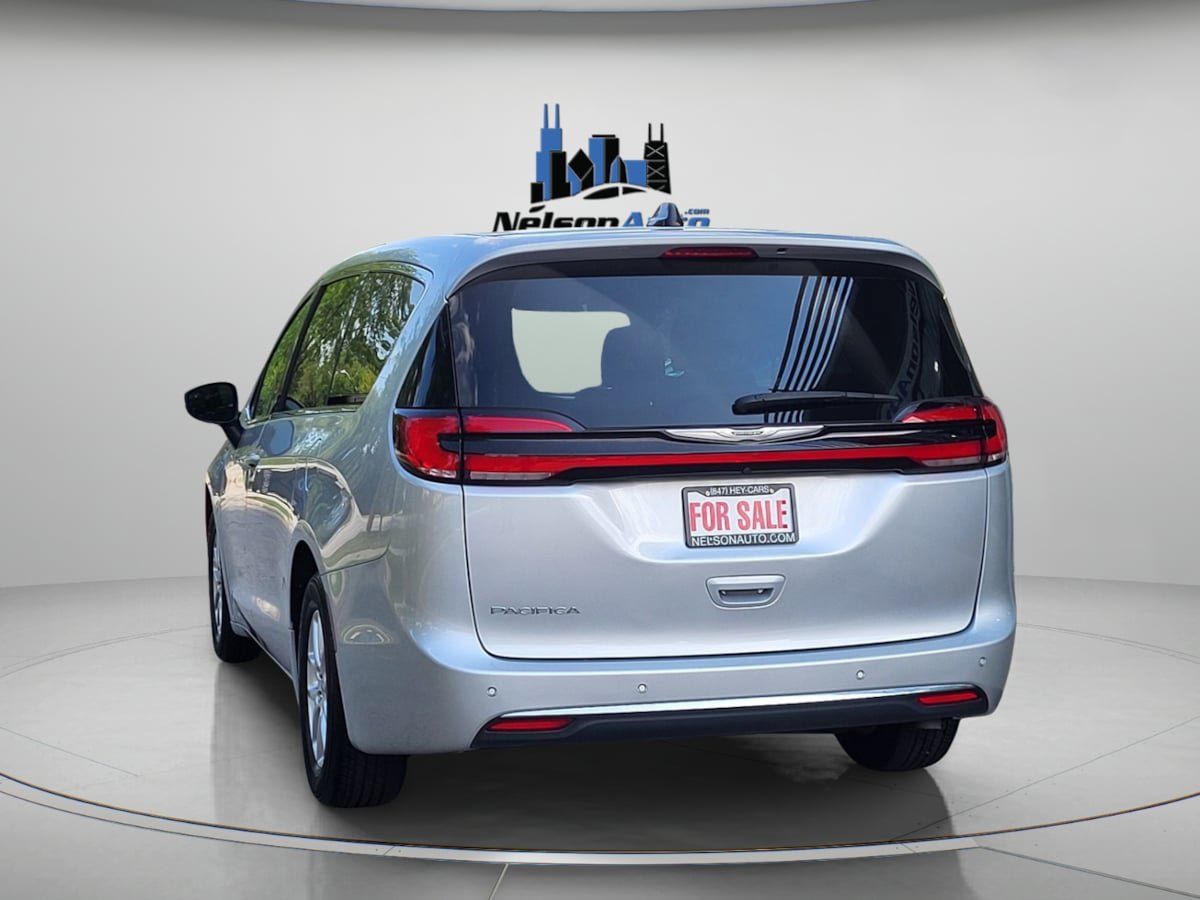 Used 2023 Chrysler Pacifica Touring-L FWD image 7