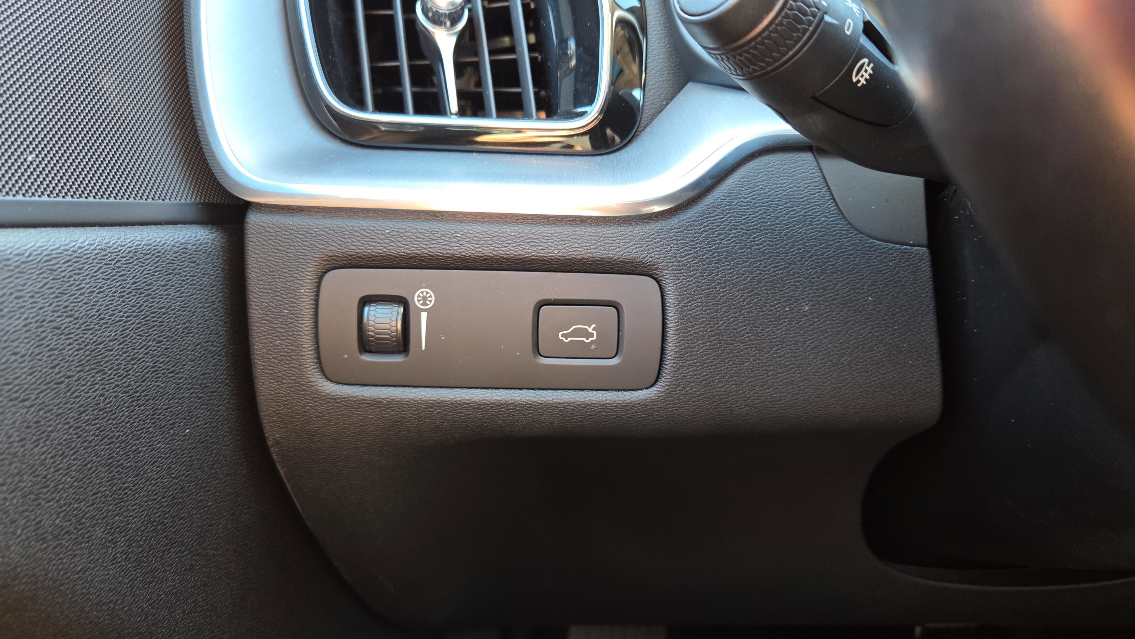 Used 2020 Volvo XC60 T5 Momentum image 15