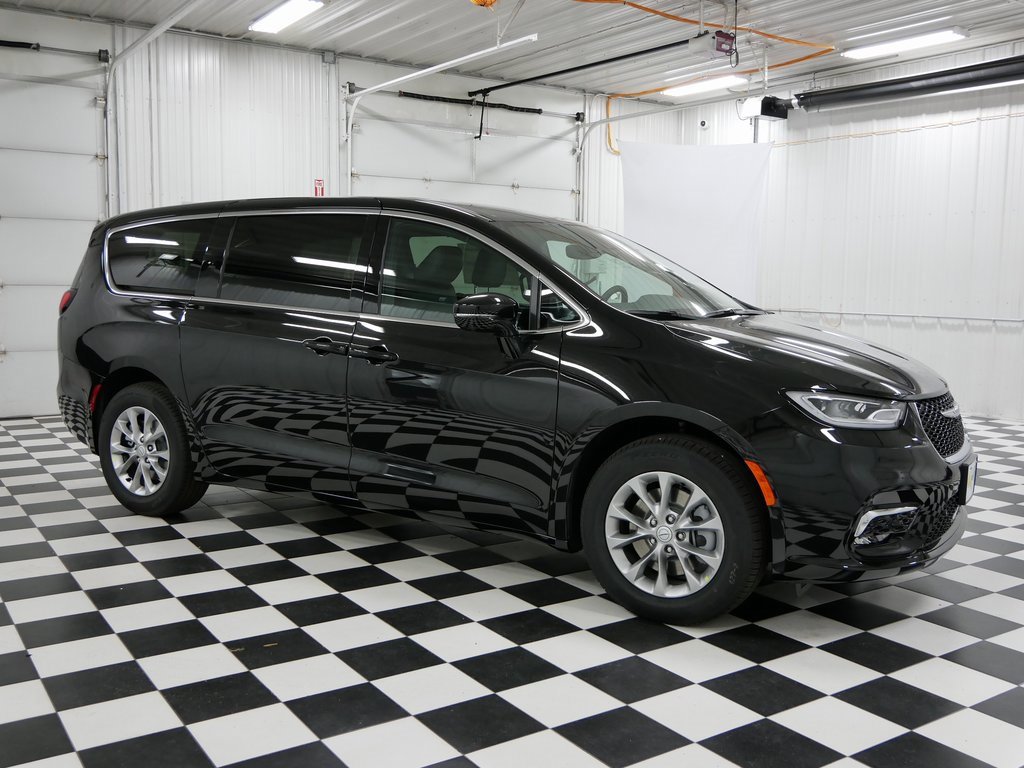 New 2026 Chrysler Pacifica Select